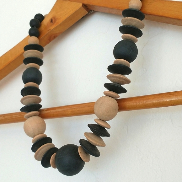 Bohemian wood beaded necklace black and cream - Picture 3 of 4